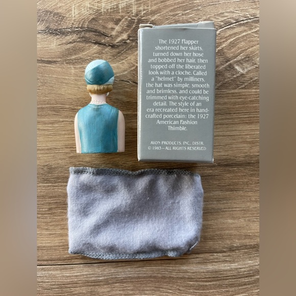 Vintage AVON American Fashion Silhouettes Thimble Circa 1927 Flapper 1983 BOX! - Picture 2 of 5